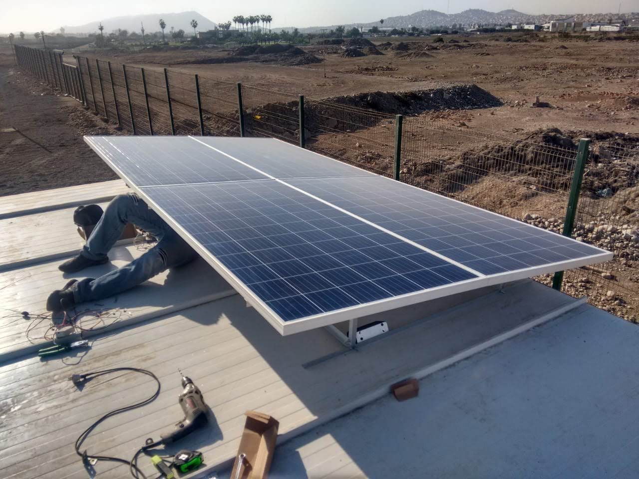 Paneles solares en casa familiar en Huaraz